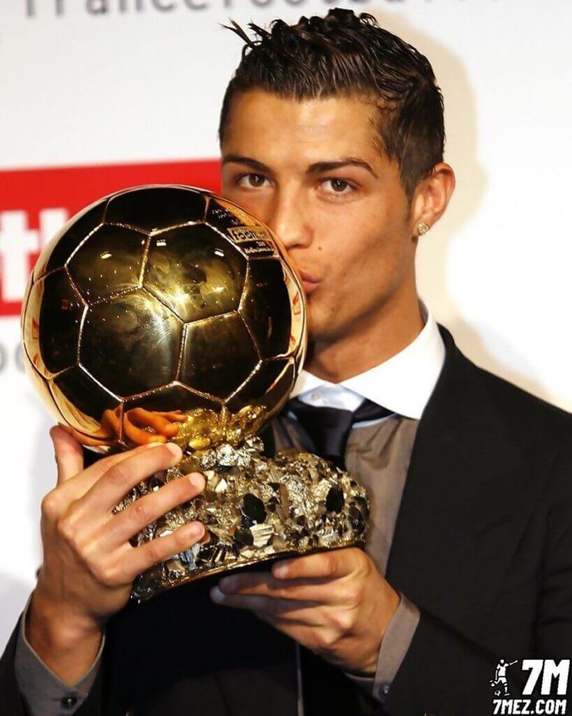Cristiano Ronaldo giành được danh hiệu quả bóng vàng đầu tiên vào năm 2008
